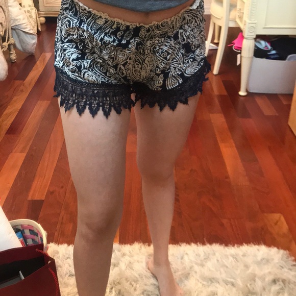 Lace trimmed light weight shorts - Picture 2 of 3